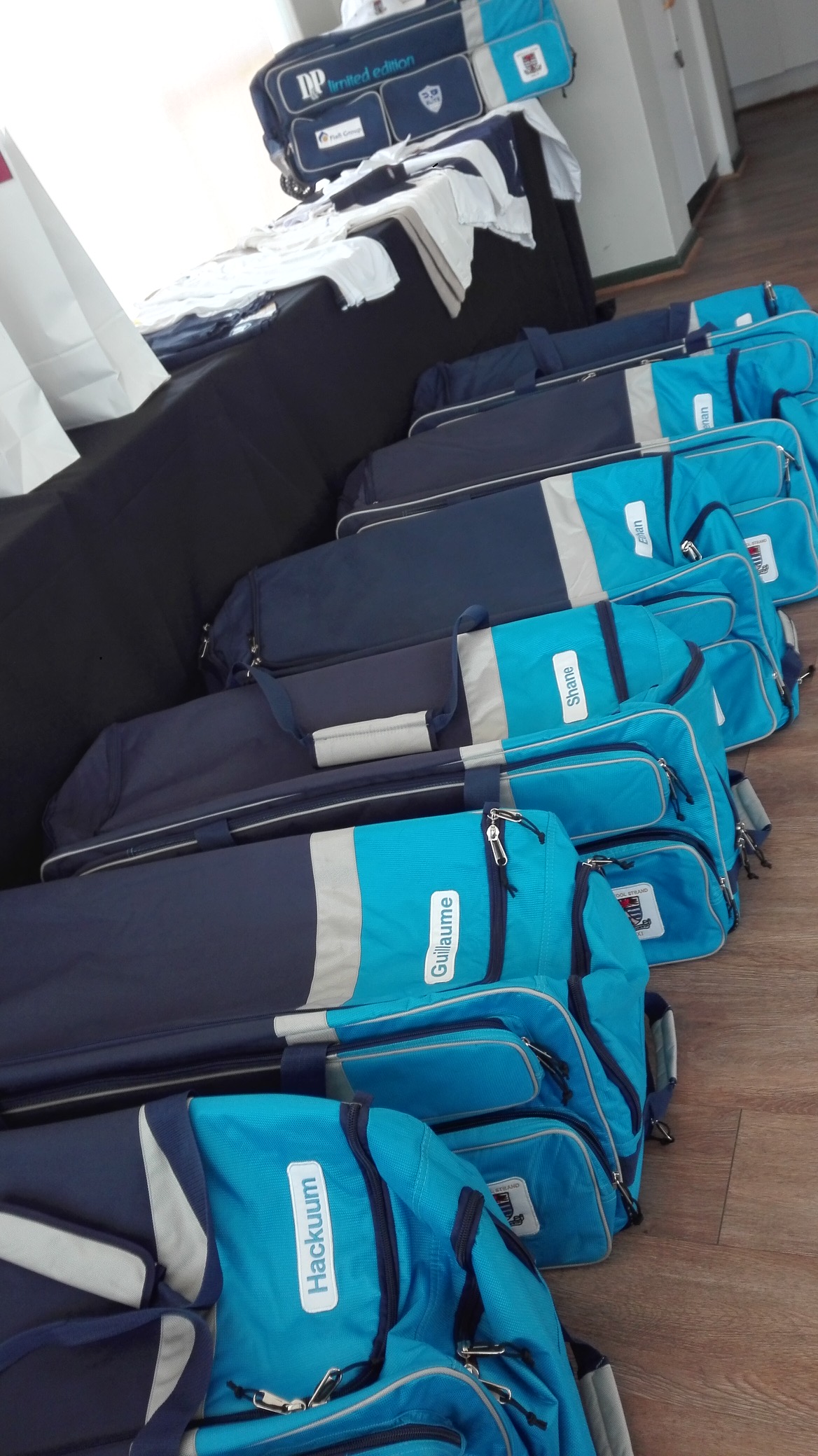 Krieket Kit aan 1ste span van HS Strand