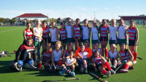 Strand speel Hokkie en Rugby teen Chileense Toerspan