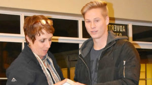 Kaptein Christiaan de Wet oorhandig vir elkeen presentjies